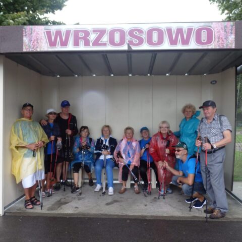 WĘDRUJEMY  NAWET  W  NIEPOGODĘ...