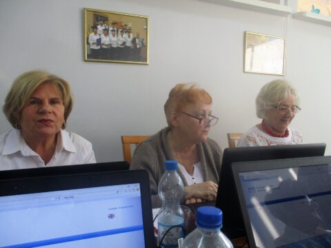 KURS  KOMPUTEROWY  DLA  SENIORÓW.